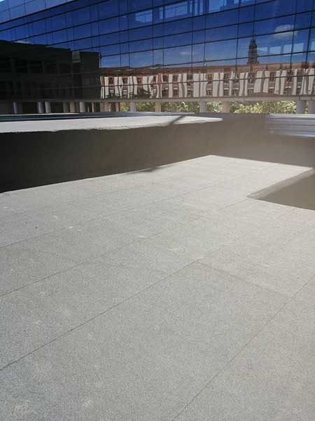 01- Impermeabiliación suelo continuo en este moderno edificio de León